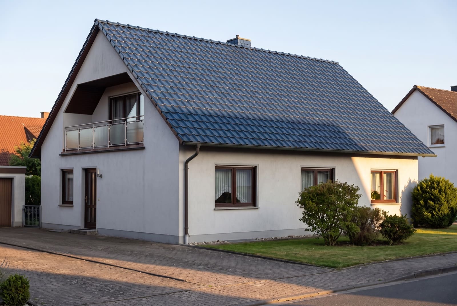 Einfamilienhaus mit neuer blaugrau engobierter Dacheindeckung